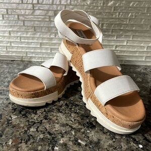 Steve Madden “Elba” white and tan GUC. 9.5